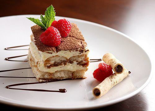 десерт з малини та бісквітного печива «вершкове літо»