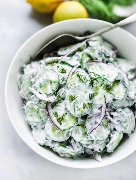 турецький огірковий салат у вершково-йогуртовій заправці із зеленню