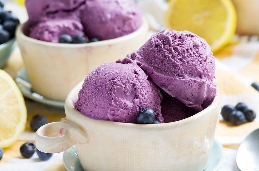 Замість морозива: рецепти сорбетів. З вибраних фруктів і ягід спочатку роблять пюре у блендері, а потім змішують масу з готовим сиропом.