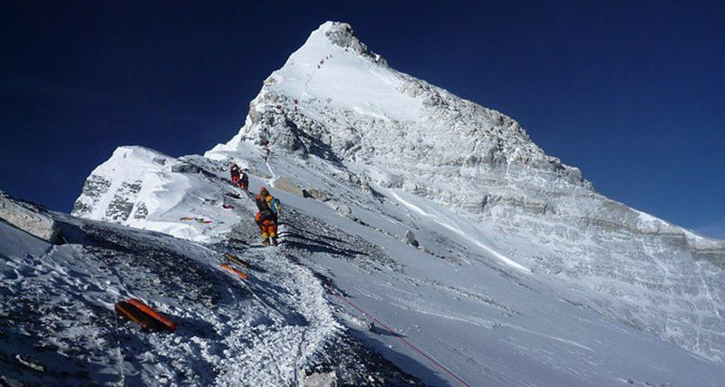 Непалець встановив світовий рекорд, піднявшись на вершину Евересту 24-й раз. Житель Непалу Камі Ріта 21 травня здійснив 24-е успішне сходження на Еверест, поліпшивши свій же світовий рекорд.