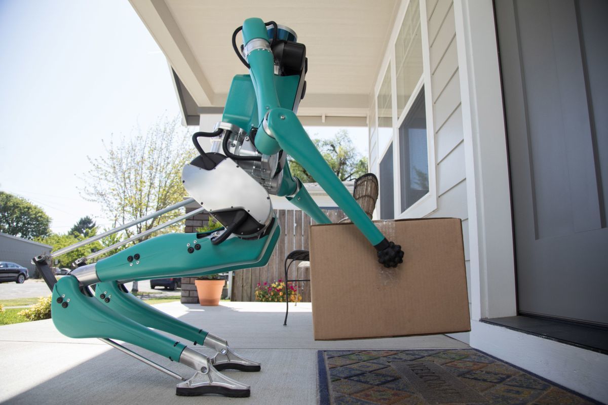 Ford навчив робота доставляти посилки від машини до дверей будинку. Автоконцерн Ford спільно з виробником роботів Agility Robotics сконструювали двоногих роботів-кур'єрів, які зможуть доставляти посилки прямо до дверей клієнта.