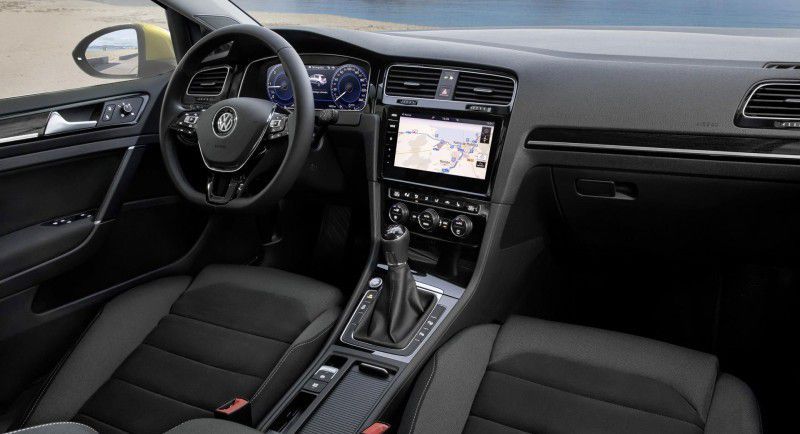 Інженери VW Golf Mk8 2020 показали цифровий інтер'єр. У порівнянні з попередником, інтер'єр має зовсім іншу конфігурацію приладів.