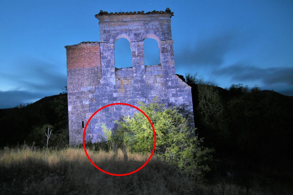В покинутому селі зняли тінь невидимки, а потім фотограф знайшла на своєму тілі дивні подряпини. Стривожена жінка поділилася цим знімком.