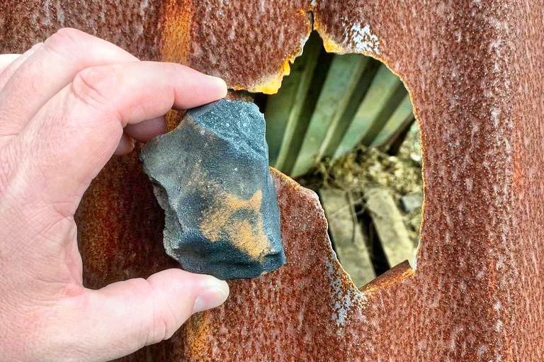 У Коста-Ріці на будку з собакою впав рідкісний метеорит. Він є вуглецевим хондритом — а це значить, що він більш ніж на 80% складається з глини.
