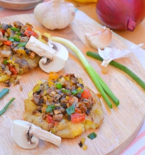 ситна страва на кожен день: молода картопля по-селянськи з овочами та грибами