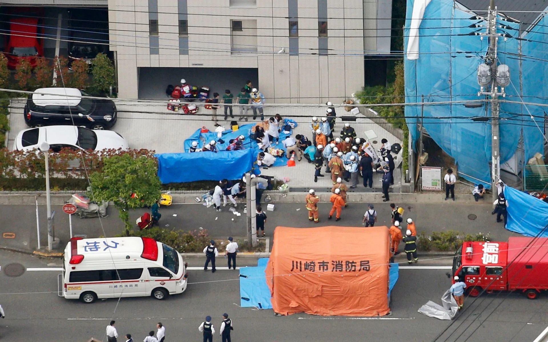 У Японії чоловік з ножем напав на школярів, які чекали автобус. Злочинець вдарив себе ножем у шию і пізніше помер від рани.