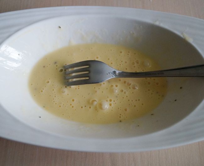 Незвичайна закуска з баклажанів з ніжним вершково-часниковим соусом. Баклажани виходять соковиті, а соус надає страві особливого смаку.