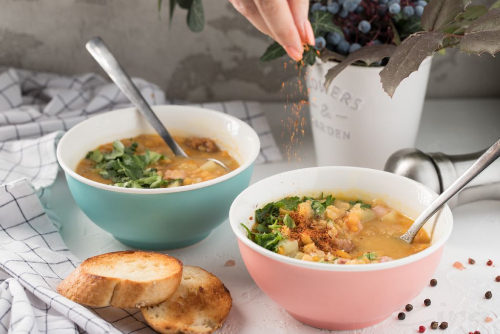 Ароматний і наваристий гороховий суп з копченою куркою. Цей гороховий суп виходить особливо смачним завдяки копченій курці.