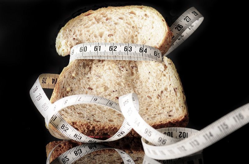 Медики рекомендують відмовитися від білого хліба, і ось чому. Ми вирішили розповісти, як відмова від хліба може позначитися на твоєму здоров'ї та зовнішньому вигляді.