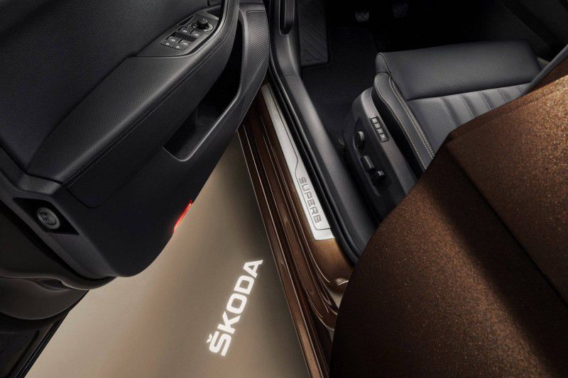 Оновлена 2020 Skoda Superb стала гібридом: що нового. Skoda Superb була ретельно модернізована як всередині, так і зовні.