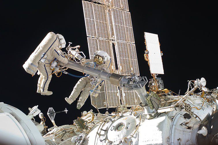 Космонавти забрали рушник з МКС, залишений у відкритому космосі 10 років тому. Російські космонавти прибрали з зовнішньої поверхні МКС рушник, який провів у космосі останні 10 років.