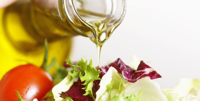 Чому салат потрібно обов'язково заправляти олією. Салат з олією набагато корисніше для здоров'я, заявили вчені на основі своїх експериментів.