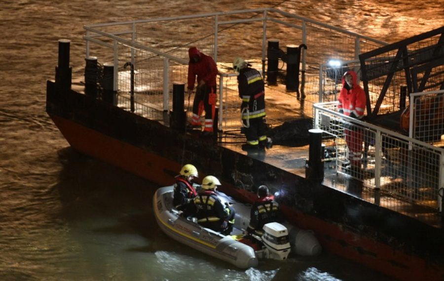 Аварія в Будапешті: затонув туристичний корабель, є загиблі та зниклі безвісти. Туристичний човен зіткнувся з великим кораблем довжиною близько 130 метрів.