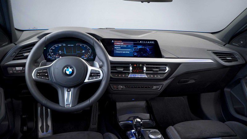 BMW показала нове покоління хетчбека 1-Series. Компанія представила повністю перероблену модель 1-ї серії, авто якої вперше отримали повний привід.