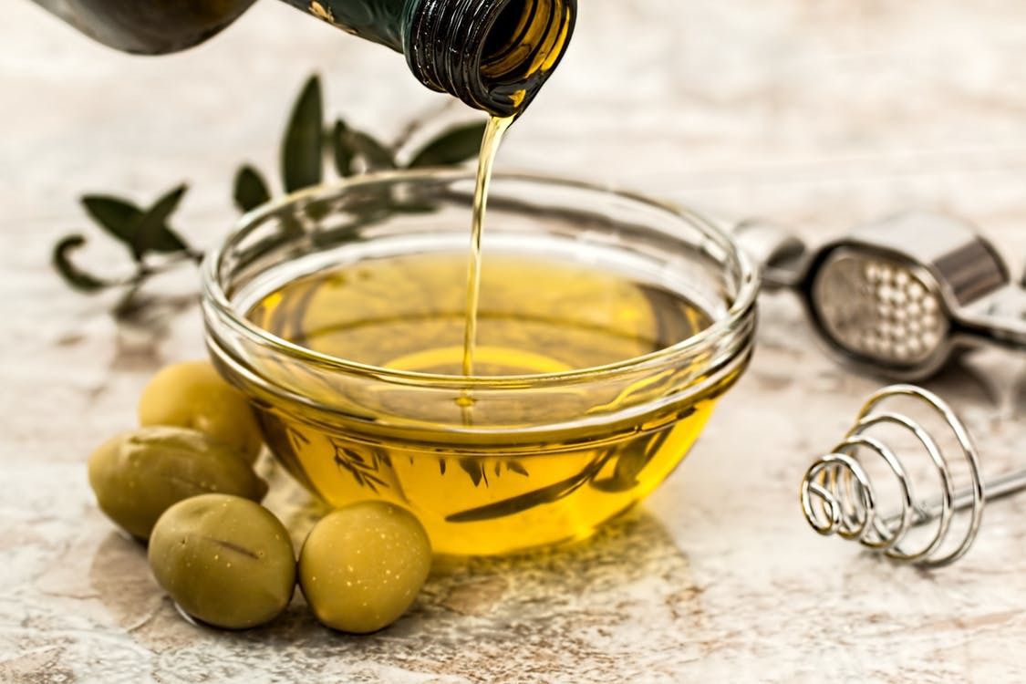 Як використовувати оливкову олію, щоб бути красивою і здоровою. Рецепти з оливковою олією, які допоможуть поліпшити стан нігтів, шкіри і волосся.
