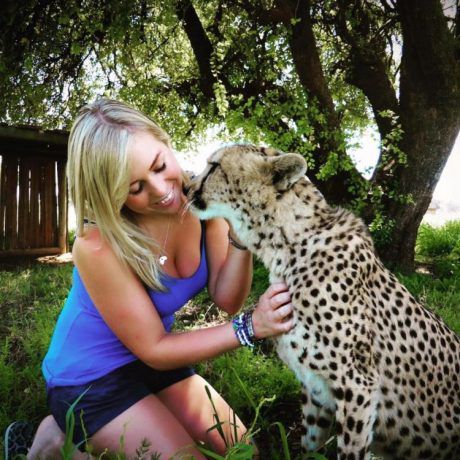 Дівчина врятувала малюка-гепарда від браконьєрів. Тепер у неї є незвичайний домашній улюбленець. Це неймовірно.