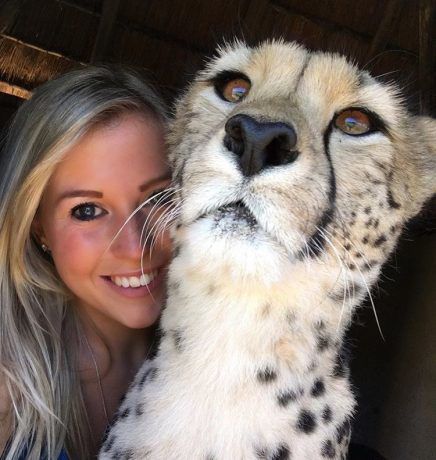 Дівчина врятувала малюка-гепарда від браконьєрів. Тепер у неї є незвичайний домашній улюбленець. Це неймовірно.