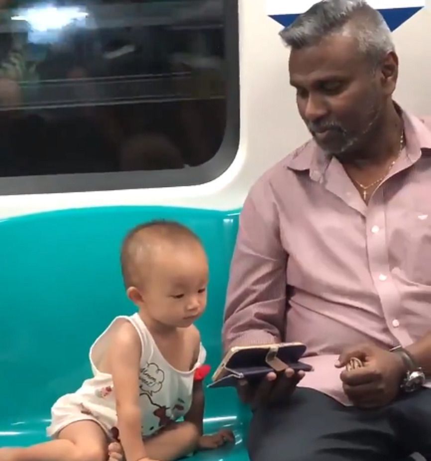 Чоловік заспокоїв в метро чужу дитину за лічені хвилини. Цей ролик зібрав мільйони переглядів в мережі. У нього, здається, справжній талант.