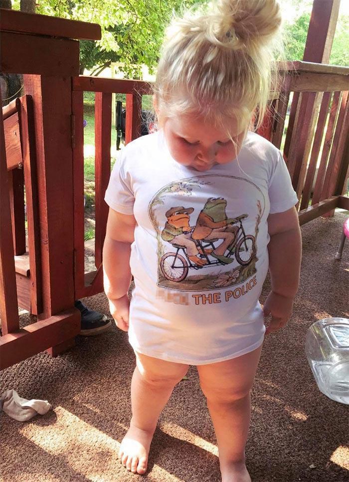 Мама замовила футболку для 3-річної доньки з китайського сайту, але напис на ній підійде хіба що бунтарю. Весь інтернет тепер сміється над цим.