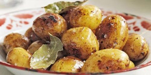 Як приготувати молоду картоплю: 10 рецептів на будь-який смак. Запікайте з сиром або м'ясом, поливайте вершково-часниковим соусом, тушкуйте у вині та обсмажуйте в медовій глазурі.