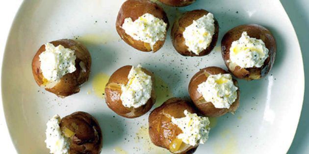 Як приготувати молоду картоплю: 10 рецептів на будь-який смак. Запікайте з сиром або м'ясом, поливайте вершково-часниковим соусом, тушкуйте у вині та обсмажуйте в медовій глазурі.