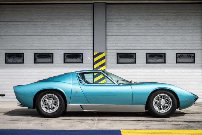 Абсолютна ретро: Lamborghini Miura P400 S 1971. Найбільше поціновувачам авто подобається, звичайно, колір і форми.