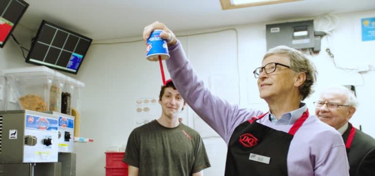 Мільярдер Білл Гейтс показав як працює продавцем морозива. Співзасновник Microsoft Білл Гейтс розповів як він з другом продавав морозиво в одній із закусочних.