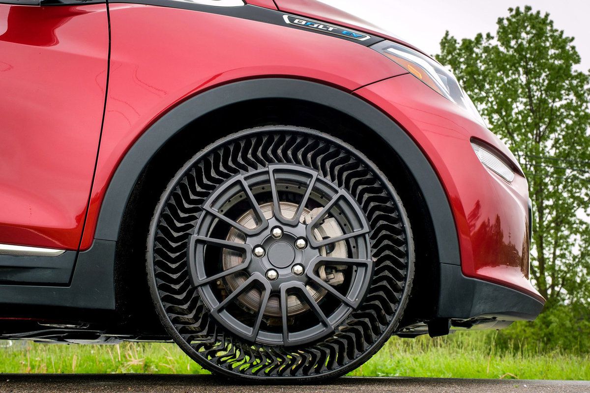 Безповітряні шини почнуть впроваджувати в повсякденне життя. GM і Michelin випустять безповітряні шини для легкових автомобілів.