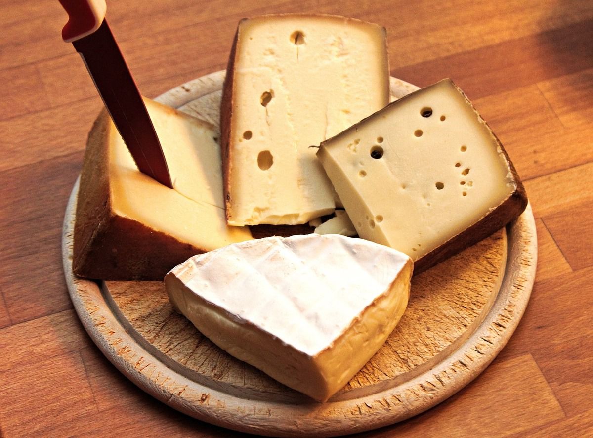 Маловідомі переваги сиру для здоров'я. У любителів сиру є приводи для радості.