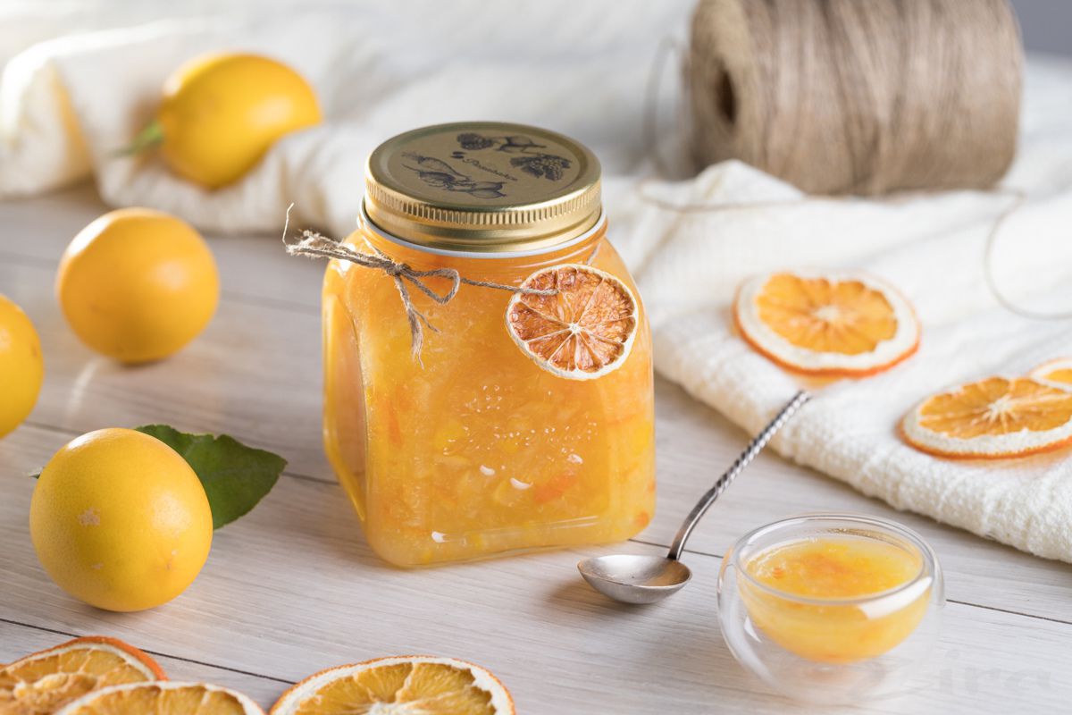 Апельсиново-лимонне варення. Немає нічого краще вранці, ніж чашка гарячого чаю і хрусткий тост з яскравим варенням.