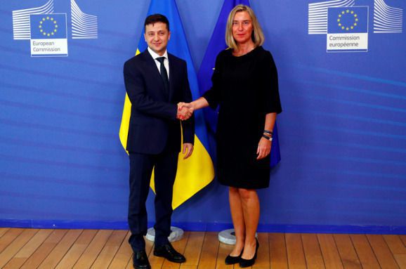 ЄС продовжить підтримувати Україну. На зустрічі Могеріні і Зеленський обговорили можливі шляхи просування вперед для повного виконання Мінських угод усіма сторонами.