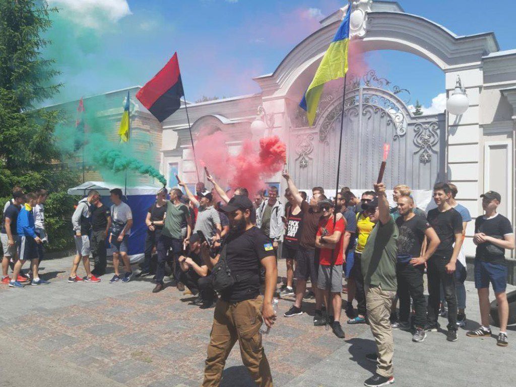 Організація українських націоналістів пікетує будинок Порошенка. Націоналісти палять шини і фаєри на Луговій.