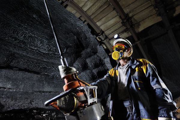 На борги шахтарям Кабмін виділив майже 300 млн грн. Уряд направив 295 млн грн на погашення боргів із зарплати перед шахтарями.