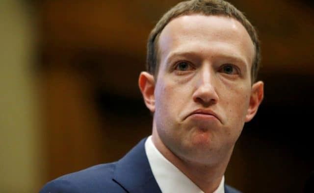Більшість інвесторів Facebook проголосували за відставку Цукерберга. Головна причина критики Цукерберга з боку зовнішніх акціонерів — недостатньо потужна, на їхню думку, політика компанії щодо захисту особистих даних користувачів.