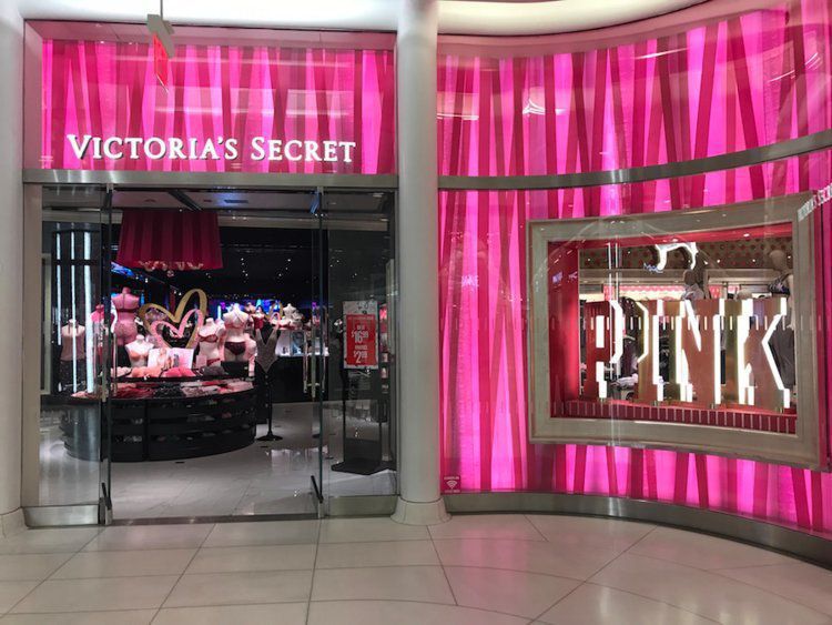 Продавцям магазинів Victoria's Secret заборонено ловити злодіїв. Якщо введете в Google запит Victoria's Secret shoplifting, то знайдете купу історій і відео про те, як крадуть спідню білизну та інші товари з фірмових магазинів Victoria's Secret в США.