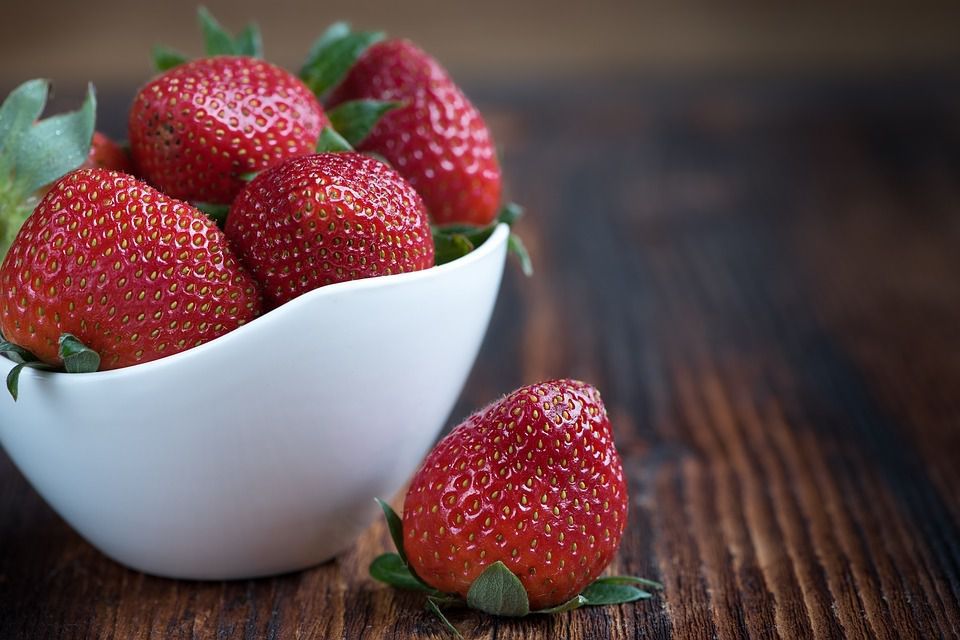 При яких хворобах буде корисно вживати полуницю?. Яка користь полуниці для нашого здоров'я?