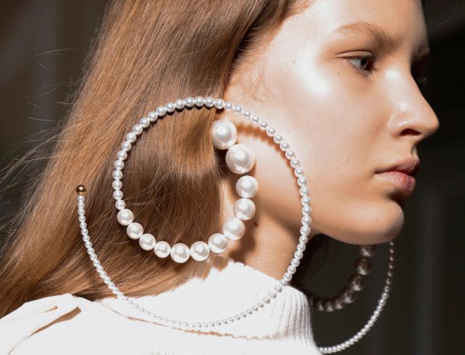 Тренд сезону: прикраси з перлів у найрізноманітніших формах. Тепер перламутр — це сучасно.