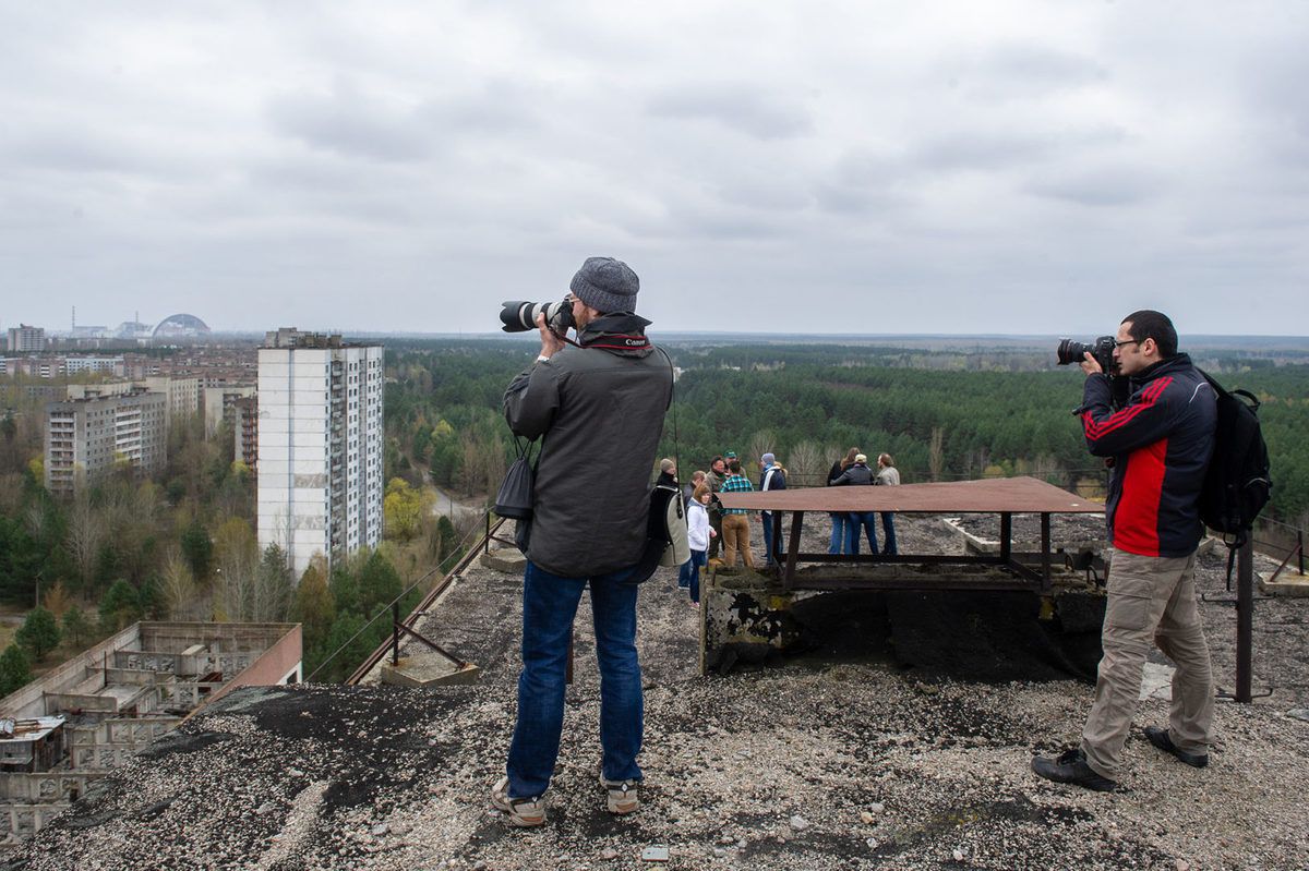 Чорнобиль штурмують натовпи іноземних туристів. Чорнобиль став популярним туристичним напрямком після виходу однойменного серіалу.