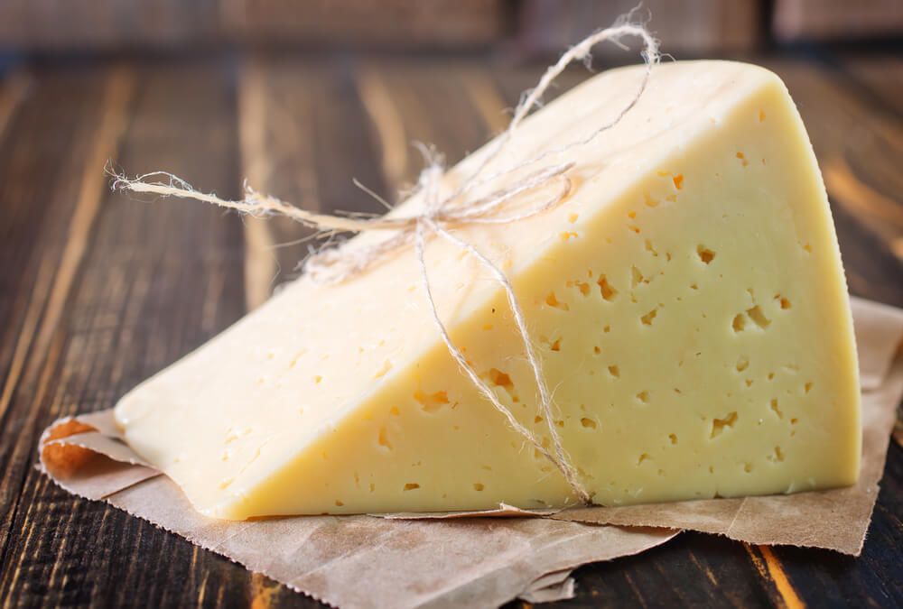 Як зберігати сири, щоб надовго зберегти свіжість і смак. Щоб сир довго залишався свіжим і смачним, зберігав свою структуру і запах, потрібно зберігати його особливим чином. Як захистити сир від висихання, і при цьому не позбавити його смакових якостей?
