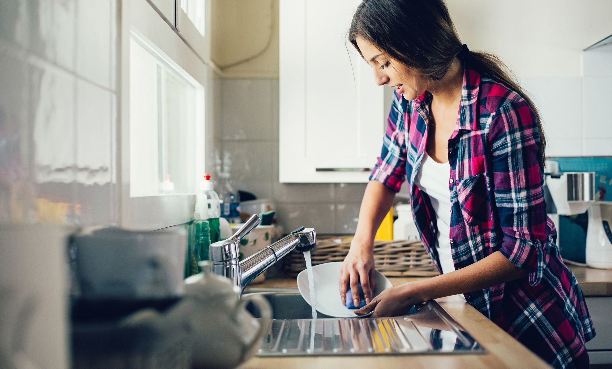Мити посуд у гостях не можна — і ось чому. У своєму будинку не допускайте до прибирання столу сторонніх, крім родичів.