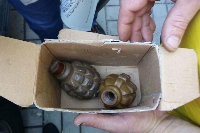 Жінка в Дніпрі продавала бойові гранати посеред підземного переходу і зберігала вдома два гранатомети. У Дніпрі правоохоронці виявили жінку, яка продавала бойові гранати в підземному переході.