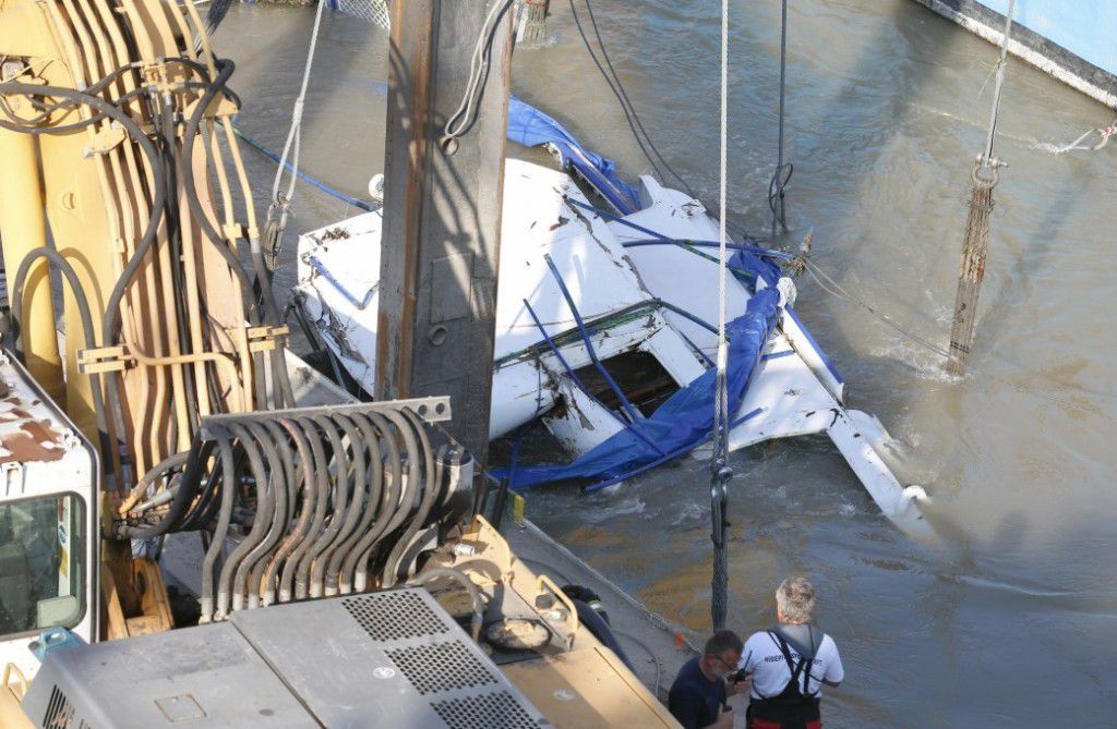 В Будапешті з Дунаю витягли затонулий у травні катер. Знайшли ще 4 тіла.
