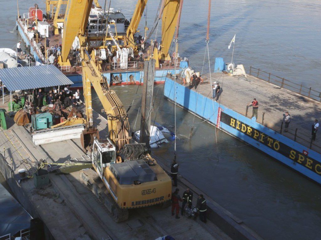 В Будапешті з Дунаю витягли затонулий у травні катер. Знайшли ще 4 тіла.