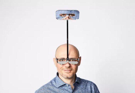 З'явилися спеціальні окуляри для людей маленького зросту. Окуляри One Foot Taller дозволяють користувачам бачити приблизно на 30,5 сантиметрів вище їх нормального рівня очей.