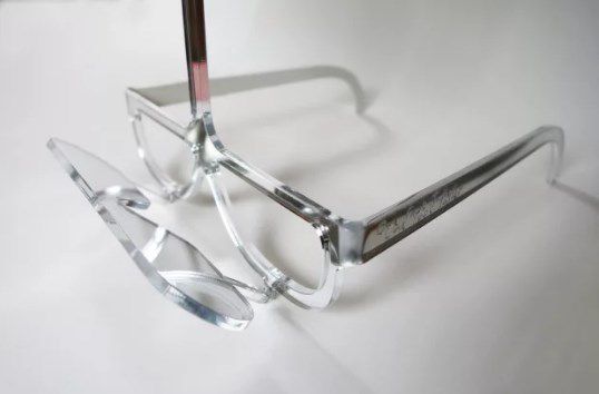 З'явилися спеціальні окуляри для людей маленького зросту. Окуляри One Foot Taller дозволяють користувачам бачити приблизно на 30,5 сантиметрів вище їх нормального рівня очей.