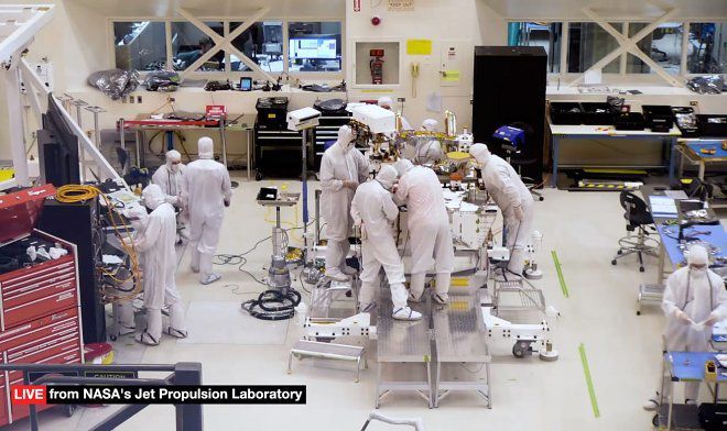 Через цю веб-камеру можна спостерігати, як інженери НАСА будують новий марсохід. NASA вирішило дозволити всім фанатам космосу спостерігати, як ведеться підготовка до місії Mars-2020.