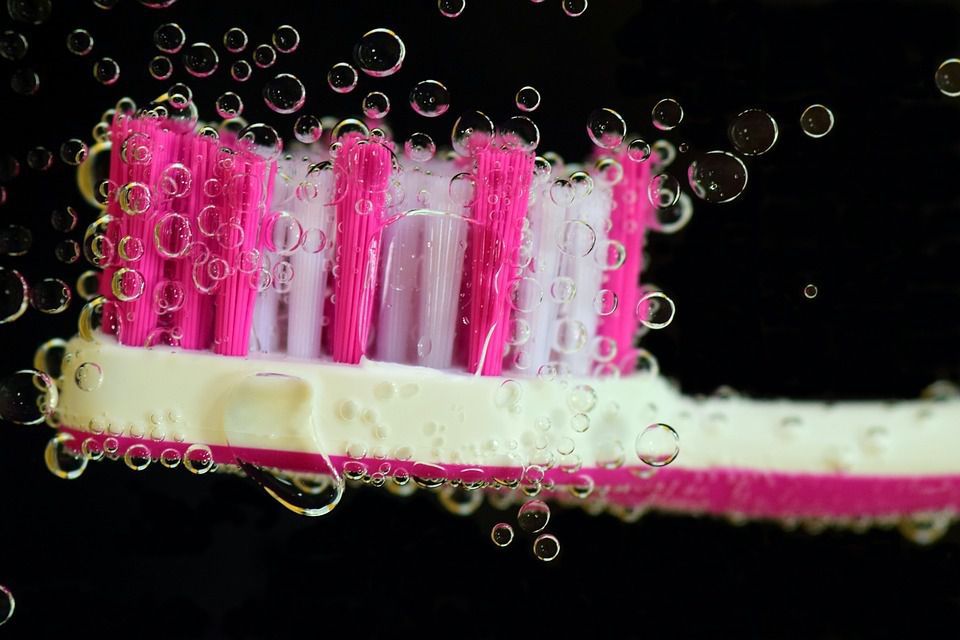 Як захистити зубну щітку від небезпечних бактерій?. Чому не можна зберігати зубну щітку у ванній кімнаті?