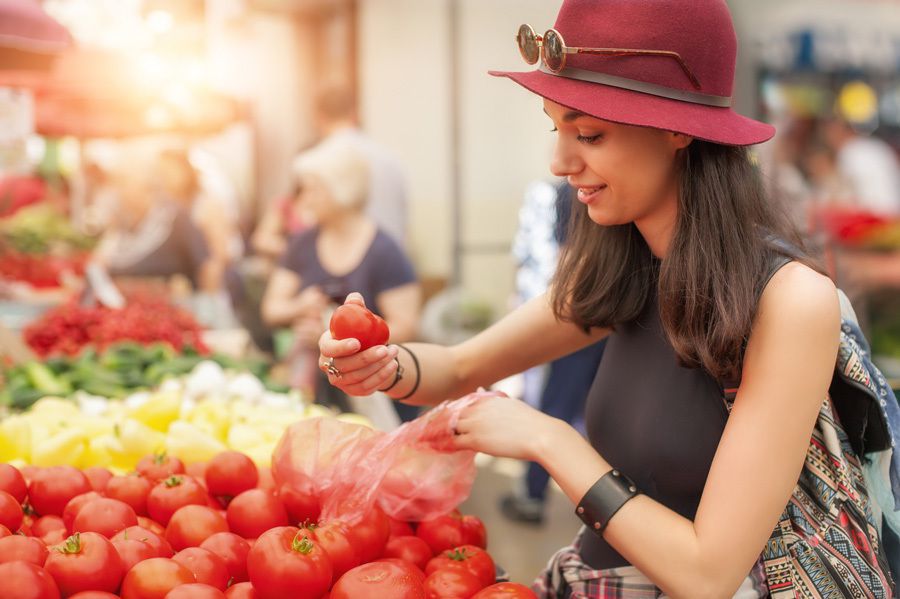Чому вкрай важливо, купуючи помідори, вибирати плоди з непошкодженою шкіркою?. Пошкоджена шкірка томатів в спеку несе смертельну небезпеку.