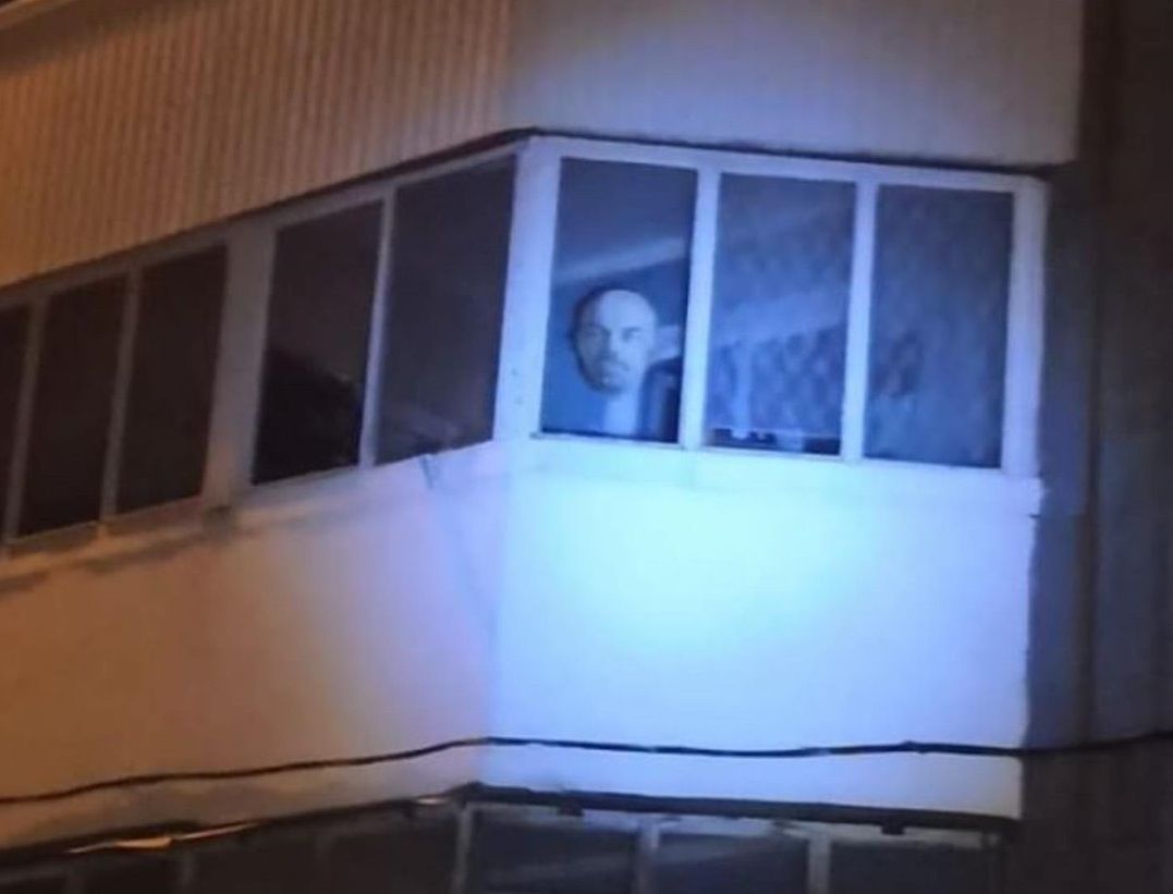 В одному з міст Росії, Володимир Ленін ночами лякає перехожих. Невідомий городянин прикріпив портрет політичного діяча на балконному склі.