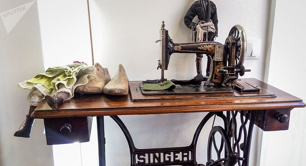 День швейної машинки відзначається 13 червня. Патент на першу швейну машину отримав англійський винахідник Томас Сейнт, однак його винахід не отримав широкого поширення.